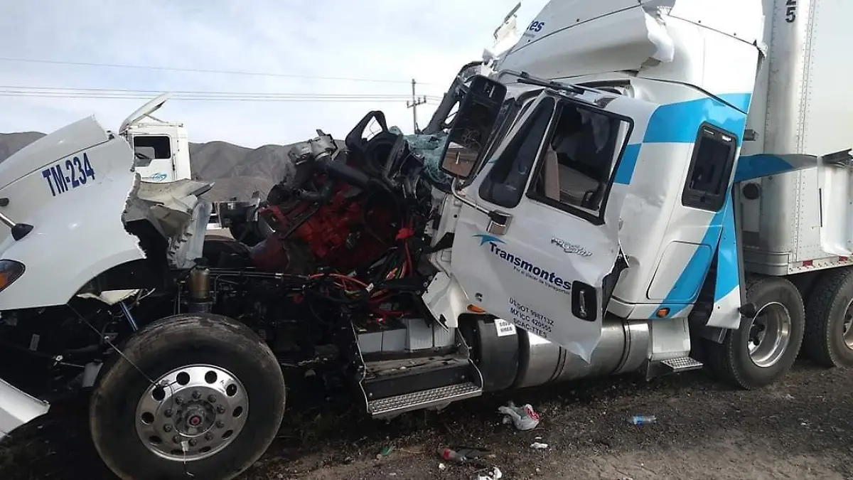 10 Trailer se destroza en la cuchilla